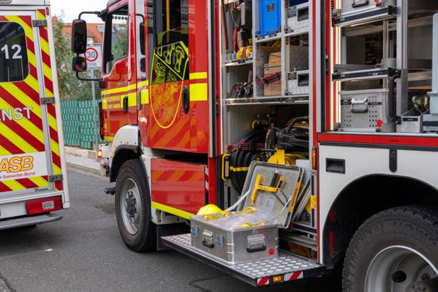 Arbeiter stürzt von Dach und verstirbt vor Ort Am Morgen des 19.08.2026 kam in Karben, Stadtteil Rendel, zu einem schweren Arbeitsunfall. Ein Arbeiter fiel durch eine Plexiglasscheibe durch das Dach einer Halle. Trotz Reanimation durch den Rettungsdienst verstarb der Patient noch vor Ort. Karben Rendel Hessen Deutschland *** Worker Falls from Roof and Dies at the Scene On the morning of August 19, 2026, in Karben, in the Rendel district, a serious workplace accident occurred. A worker fell through a Plexiglas pane and crashed through the roof of a warehouse. Despite resuscitation efforts by emergency medical services, the patient died at the scene. Karben, Rendel, Hesse, Germany
