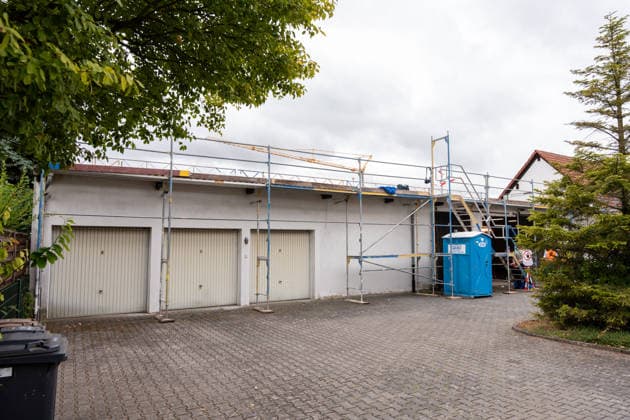 Arbeiter stürzt von Dach und verstirbt vor Ort Am Morgen des 19.08.2026 kam in Karben, Stadtteil Rendel, zu einem schweren Arbeitsunfall. Ein Arbeiter fiel durch eine Plexiglasscheibe durch das Dach einer Halle. Trotz Reanimation durch den Rettungsdienst verstarb der Patient noch vor Ort. Karben Rendel Hessen Deutschland *** Worker Falls from Roof and Dies at the Scene On the morning of August 19, 2026, in Karben, in the Rendel district, a serious workplace accident occurred. A worker fell through a Plexiglas pane and crashed through the roof of a warehouse. Despite resuscitation efforts by emergency medical services, the patient died at the scene. Karben, Rendel, Hesse, Germany