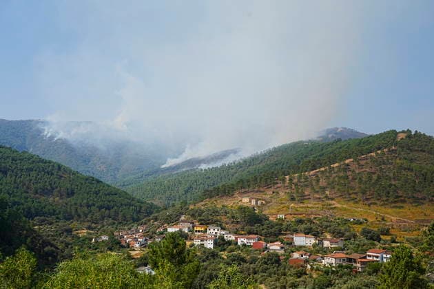 About 700 people remain evacuated due to the fire in Pinofranqueado, Cáceres, which has burned 1,600 hectares. View of the smoke caused by the fire in Pinofranqueado, on August 19, 2026, in Cáceres, Extremadura, Spain. The Regional Government of Extremadura has maintained the Level 2 operational status declaration under the Special Civil Protection Plan for Forest Fires of the Autonomous Community of Extremadura (Infocaex), due to the fire that broke out in the municipality of Pinofranqueado, Cáceres, this past Tuesday, August 19. Some 700 people have been evacuated from the hamlets of Horcajo, Avellanar, Erías, Castillo, El Gasco, Martilandrán, Aldehuela, La Fragosa, Robledo, and Cerezal, with some of them being housed at the Gregorio Mar  Copyright: xCarlosxCriadox 7720516