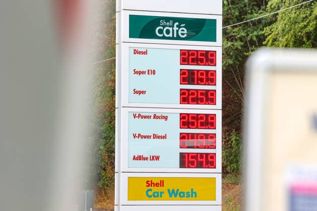 Wie ist die weitere Entwicklung der Spritpreise? Aktuell klettern die Spritpreise weiter nach oben. Auch im August sind die Spritpreise weiterhin auf sehr hohem Niveau. SHELL Tankstelle in Siegen. Die Spritpreise am Vormittag. Der aktuelle Preis fuer (für) Diesel, Super E10 und Super liegt deutlich ueber (über) 2 Euro. Tankstelle, Spritpreise am 19.08.2026 in Siegen Deutschland. *** What’s the outlook for fuel prices? Currently, fuel prices continue to climb. Even in August, fuel prices remain at very high levels. SHELL gas station in Siegen. Fuel prices this morning. The current price for diesel, Super E10, and Super is well over 2 euros. Gas station, fuel prices on August 19, 2026, in Siegen, Germany