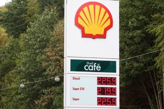 Wie ist die weitere Entwicklung der Spritpreise? Aktuell klettern die Spritpreise weiter nach oben. Auch im August sind die Spritpreise weiterhin auf sehr hohem Niveau. SHELL Tankstelle in Siegen. Die Spritpreise am Vormittag. Der aktuelle Preis fuer (für) Diesel, Super E10 und Super liegt deutlich ueber (über) 2 Euro. Tankstelle, Spritpreise am 19.08.2026 in Siegen Deutschland. *** What’s the outlook for fuel prices? Currently, fuel prices continue to climb. Even in August, fuel prices remain at very high levels. SHELL gas station in Siegen. Fuel prices this morning. The current price for diesel, Super E10, and Super is well over 2 euros. Gas station, fuel prices on August 19, 2026, in Siegen, Germany