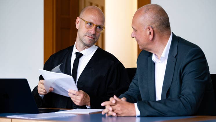 18.08.2026, Deutschland,Sachsen, Bautzen : Der Bautzener CDU-Kreisvorsitzende Steffen Roschek (r.) mit seinem Verteidiger vor der Verhandlung am Mittwoch, 19. August 2026, im Amtsgericht Bautzen. Hintergrund des Verfahrens sind Äußerungen Roscheks während des Bundestagswahlkampfs 2025 über den AfD-Politiker Karsten Hilse. Hilse hatte Roschek daraufhin angezeigt. *** August 18, 2026, Germany, Saxony, Bautzen: Steffen Roschek, the Bautzen CDU district chairman, with his defense attorney before the hearing on Wednesday, August 19, 2026, at the Bautzen District Court. The proceedings stem from remarks Roschek made during the 2025 Bundestag election campaign about AfD politician Karsten Hilse. Hilse subsequently filed a complaint against Rosch