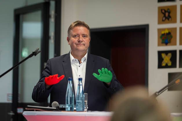 Daniel Große-Albers (parteilos, amtierender Bürgermeister seit 2021) - Kandidaten: Daniel Große-Albers (amtierender Bürgermeister,unabhängig) und FDP-Politiker Jens Beeck (kandidiert als unabhängiger Bewerber). Moderation von NOZ-Redakteurin Stefanie Dr. Adomeit in der Real Bad Iburg 18.08.2026 NOZ-Podiumsdiskussion zur Bürgermeisterwahl in Bad Iburg *** Daniel Große Albers, independent, incumbent mayor since 2021. Candidates: Daniel Große Albers, incumbent mayor,independent, and FDP politician Jens Beeck is running as an independent candidate. Moderated by NOZ editor Stefanie Dr. Adomeit at Real Bad Iburg on August 18, 2026. NOZ panel discussion on the mayoral election in Bad Iburg