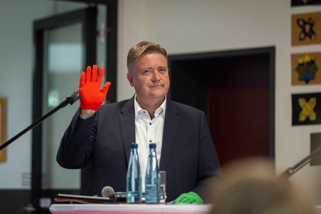 Daniel Große-Albers (parteilos, amtierender Bürgermeister seit 2021) - Kandidaten: Daniel Große-Albers (amtierender Bürgermeister,unabhängig) und FDP-Politiker Jens Beeck (kandidiert als unabhängiger Bewerber). Moderation von NOZ-Redakteurin Stefanie Dr. Adomeit in der Real Bad Iburg 18.08.2026 NOZ-Podiumsdiskussion zur Bürgermeisterwahl in Bad Iburg *** Daniel Große Albers, independent, incumbent mayor since 2021. Candidates: Daniel Große Albers, incumbent mayor,independent, and FDP politician Jens Beeck is running as an independent candidate. Moderated by NOZ editor Stefanie Dr. Adomeit at Real Bad Iburg on August 18, 2026. NOZ panel discussion on the mayoral election in Bad Iburg