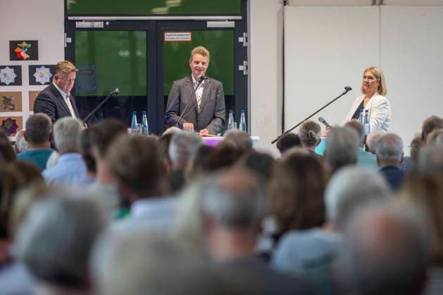 Daniel Große-Albers (amtierender Bürgermeister,unabhängig) und FDP-Politiker Jens Beeck (kandidiert als unabhängiger Bewerber). Moderation von NOZ-Redakteurin Stefanie Dr. Adomeit in der Realschule Bad Iburg 18.08.2026 NOZ-Podiumsdiskussion zur Bürgermeisterwahl in Bad Iburg *** Daniel Große Albers, incumbent mayor; Jens Beeck, an independent and FDP politician, is running as an independent candidate. Moderated by NOZ editor Stefanie Dr. Adomeit at the Bad Iburg Realschule on August 18, 2026. NOZ panel discussion on the mayoral election in Bad Iburg