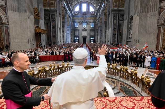 ITALY - POPE LEO XIV DURING ADDRESSES THE CROWD DURING THE WEEKLY GENERAL AUDIENCE AT ST PETER S BASILICA IN THE VATICAN - 2026 8 19 Italy, Rome , Vatican, 2026 8 19 Pope Leo XIV addresses the crowd during the weekly general audience at St Peter s basilica in The Vatican EDITORIAL USE ONLY - NO BOOKS Copyright: xVATICANxMEDIAx