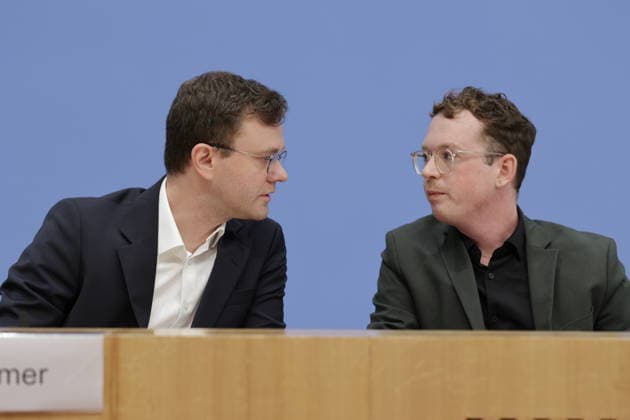 Dr. Maximilian Blömer, Leiter Ex-Ante Politikevaluation, ifo Zentrum für Finanzwissenschaft, Lukas Hochscheidt, Referent für politische Koordination und Interessenvertretung, Deutschland, Berlin, Bundespressekonferenz, Thema: Wie die Zusammenlegung von Sozialleistungen gegen Armut wirken kann: ifo Institut legt Studie im Auftrag des AWO Bundesverbandes vor *** Dr. Maximilian Blömer, Head of Ex Ante Policy Evaluation, ifo Center for Public Finance; Lukas Hochscheidt, Advisor for Policy Coordination and Advocacy, Germany, Berlin, Federal Press Conference, Topic: How the Consolidation of Social Benefits Can Combat Poverty; ifo Institute Presents Study Commissioned by the AWO Federal Association