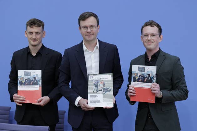 Lukas Werner, Referent für Sozialpolitik, AWO Bundesverband e.V., Dr. Maximilian Blömer, Leiter Ex-Ante Politikevaluation, ifo Zentrum für Finanzwissenschaft, Lukas Hochscheidt, Referent für politische Koordination und Interessenvertretung, Deutschland, Berlin, Bundespressekonferenz, Thema: Wie die Zusammenlegung von Sozialleistungen gegen Armut wirken kann: ifo Institut legt Studie im Auftrag des AWO Bundesverbandes vor *** Lukas Werner, Social Policy Advisor, AWO Bundesverband e.V., Dr. Maximilian Blömer, Head of Ex Ante Policy Evaluation, ifo Center for Public Finance, Lukas Hochscheidt, Policy Coordinator and Advocacy Officer, Germany, Berlin, Federal Press Conference, Topic: How the Consolidation of Social Benefits Can Combat Poverty—