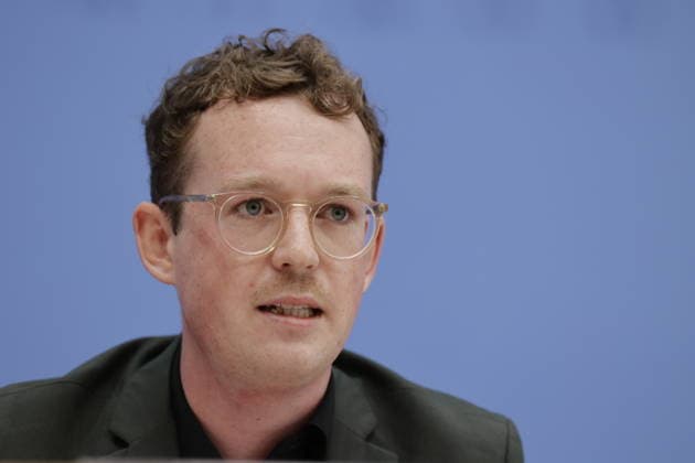Lukas Hochscheidt, Referent für politische Koordination und Interessenvertretung, Deutschland, Berlin, Bundespressekonferenz, Thema: Wie die Zusammenlegung von Sozialleistungen gegen Armut wirken kann: ifo Institut legt Studie im Auftrag des AWO Bundesverbandes vor *** Lukas Hochscheidt, Advisor for Political Coordination and Advocacy, Germany, Berlin, Federal Press Conference, Topic: How the Consolidation of Social Benefits Can Help Combat Poverty; ifo Institute Presents Study Commissioned by the AWO Federal Association
