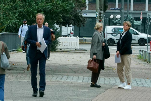 CNTV BLOCK- Gerhard Delling TV Moderator Christina Block Unternehmerin mit ihren Verteidiger Ingo Bott und ihre Verteidigerin Paula Wlodarek kommen wie immer zu Fuss zum Gericht Herr Delling Heute ca 30 meter voraus vor Frau Block und ihren Anwaelten,wieder vor Ort Gericht am 70 Prozess Tag 19.AUGUST 2026 beim Prozess wegen mutmasslicher Kindesentfuehrung im Landgericht Hamburg Strafjustizgebaeude Entfuehrungsfall der Block Kinder Hamburg Deutschland *** CNTV BLOCK Gerhard Delling, TV host; Christina Block, businesswoman; along with her defense attorneys Ingo Bott and Paula Wlodarek arrive at the courthouse on foot, as always. Mr. Delling is about 30 meters ahead of Ms. Block and her attorneys today,back on site at the court on the 70th