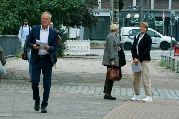 CNTV BLOCK- Gerhard Delling TV Moderator Christina Block Unternehmerin mit ihren Verteidiger Ingo Bott und ihre Verteidigerin Paula Wlodarek kommen wie immer zu Fuss zum Gericht Herr Delling Heute ca 30 meter voraus vor Frau Block und ihren Anwaelten,wieder vor Ort Gericht am 70 Prozess Tag 19.AUGUST 2026 beim Prozess wegen mutmasslicher Kindesentfuehrung im Landgericht Hamburg Strafjustizgebaeude Entfuehrungsfall der Block Kinder Hamburg Deutschland *** CNTV BLOCK Gerhard Delling, TV host; Christina Block, businesswoman; along with her defense attorneys Ingo Bott and Paula Wlodarek, arrive at the courthouse on foot as usual. Mr. Delling is walking about 30 meters ahead of Ms. Block and her attorneys today,back on site at the court on th