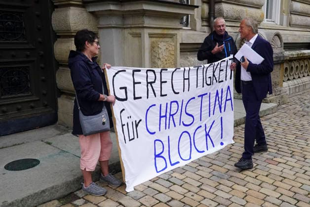 CNTV BLOCK- Gerhard Delling TV Moderator kommt wie immer zu Fuss zum Gericht Herr Delling Heute ca 30 meter voraus vor Frau Block und ihren Anwaelten,wieder vor Ort Unterstuetzer von Frau Block mit dem Transparent Aufschrift Gerechtigkeit fuer Christina Block stehen vorm Gericht am 70 Prozess Tag 19.AUGUST 2026 beim Prozess wegen mutmasslicher Kindesentfuehrung im Landgericht Hamburg Strafjustizgebaeude Entfuehrungsfall der Block Kinder Hamburg Deutschland *** CNTV BLOCK Gerhard Delling, TV host, arrives at the courthouse on foot as usual. Mr. Delling is walking about 30 meters ahead of Ms. Block and her attorneys today,once again, supporters of Ms. Block holding a banner reading Justice for Christina Block are standing in front of t