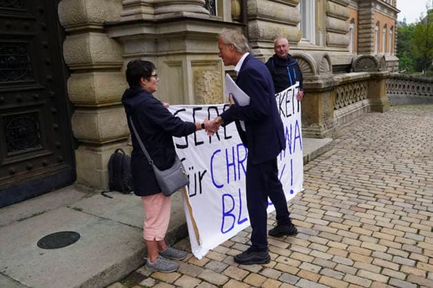 CNTV BLOCK- Gerhard Delling TV Moderator kommt wie immer zu Fuss zum Gericht Herr Delling Heute ca 30 meter voraus vor Frau Block und ihren Anwaelten,wieder vor Ort Unterstuetzer von Frau Block mit dem Transparent Aufschrift Gerechtigkeit fuer Christina Block stehen vorm Gericht am 70 Prozess Tag 19.AUGUST 2026 beim Prozess wegen mutmasslicher Kindesentfuehrung im Landgericht Hamburg Strafjustizgebaeude Entfuehrungsfall der Block Kinder Hamburg Deutschland *** CNTV BLOCK Gerhard Delling, TV host, arrives at the courthouse on foot as usual. Mr. Delling is walking about 30 meters ahead of Ms. Block and her attorneys today,once again, supporters of Ms. Block holding a banner reading Justice for Christina Block are standing in front of t