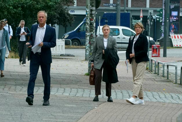 CNTV BLOCK- Gerhard Delling TV Moderator Christina Block Unternehmerin mit ihren Verteidiger Ingo Bott und ihre Verteidigerin Paula Wlodarek kommen wie immer zu Fuss zum Gericht Herr Delling Heute ca 30 meter voraus vor Frau Block und ihren Anwaelten,wieder vor Ort Gericht am 70 Prozess Tag 19.AUGUST 2026 beim Prozess wegen mutmasslicher Kindesentfuehrung im Landgericht Hamburg Strafjustizgebaeude Entfuehrungsfall der Block Kinder Hamburg Deutschland *** CNTV BLOCK Gerhard Delling, TV host; Christina Block, businesswoman; along with her defense attorneys Ingo Bott and Paula Wlodarek, arrive at the courthouse on foot as usual. Mr. Delling is walking about 30 meters ahead of Ms. Block and her attorneys today,back on site at the court on th