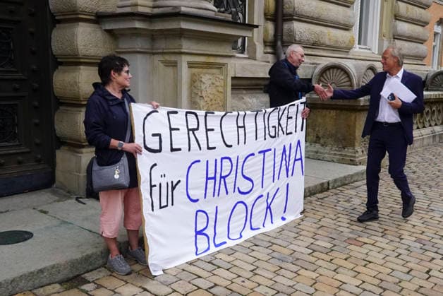 CNTV BLOCK- Gerhard Delling TV Moderator kommt wie immer zu Fuss zum Gericht Herr Delling Heute ca 30 meter voraus vor Frau Block und ihren Anwaelten,wieder vor Ort Unterstuetzer von Frau Block mit dem Transparent Aufschrift Gerechtigkeit fuer Christina Block stehen vorm Gericht am 70 Prozess Tag 19.AUGUST 2026 beim Prozess wegen mutmasslicher Kindesentfuehrung im Landgericht Hamburg Strafjustizgebaeude Entfuehrungsfall der Block Kinder Hamburg Deutschland *** CNTV BLOCK: Gerhard Delling, TV host, arrives at the courthouse on foot as usual. Mr. Delling is walking about 30 meters ahead of Ms. Block and her attorneys today,once again, supporters of Ms. Block holding a banner reading Justice for Christina Block are standing in front of