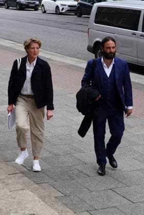 CNTV BLOCK- Christina Block Unternehmerin mit ihren Verteidiger Ingo Bott kommen wie immer zu Fuss zum Gericht Herr Delling Heute ca 30 meter voraus vor Frau Block und ihren Anwaelten,wieder vor Ort vorm Gericht am 70 Prozess Tag 19.AUGUST 2026 beim Prozess wegen mutmasslicher Kindesentfuehrung im Landgericht Hamburg Strafjustizgebaeude Entfuehrungsfall der Block Kinder Hamburg Deutschland *** CNTV BLOCK Christina Block, an entrepreneur, and her defense attorney, Ingo Bott, arrive at the courthouse on foot as usual. Mr. Delling is walking about 30 meters ahead of Ms. Block and her attorneys today,back on site in front of the courthouse on the 70th day of the trial, August 19, 2026, during the trial for alleged child abduction at the Hambur