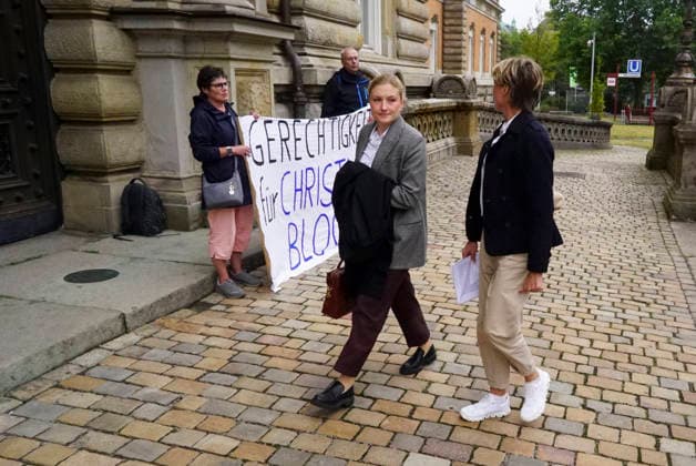 CNTV BLOCK- Christina Block Unternehmerin mit ihren Verteidiger Ingo Bott und ihre Verteidigerin Paula Wlodarek kommen wie immer zu Fuss zum Gericht Herr Delling Heute ca 30 meter voraus vor Frau Block und ihren Anwaelten,wieder vor Ort Unterstuetzer von Frau Block mit dem Transparent Aufschrift Gerechtigkeit fuer Christina Block stehen vorm Gericht am 70 Prozess Tag 19.AUGUST 2026 beim Prozess wegen mutmasslicher Kindesentfuehrung im Landgericht Hamburg Strafjustizgebaeude Entfuehrungsfall der Block Kinder Hamburg Deutschland *** CNTV BLOCK Christina Block, a businesswoman, along with her defense attorneys Ingo Bott and Paula Wlodarek, arrive at the courthouse on foot as usual. Mr. Delling is walking about 30 meters ahead of Ms. Block and