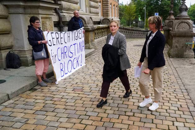 CNTV BLOCK- Christina Block Unternehmerin mit ihren Verteidiger Ingo Bott und ihre Verteidigerin Paula Wlodarek kommen wie immer zu Fuss zum Gericht Herr Delling Heute ca 30 meter voraus vor Frau Block und ihren Anwaelten,wieder vor Ort Unterstuetzer von Frau Block mit dem Transparent Aufschrift Gerechtigkeit fuer Christina Block stehen vorm Gericht am 70 Prozess Tag 19.AUGUST 2026 beim Prozess wegen mutmasslicher Kindesentfuehrung im Landgericht Hamburg Strafjustizgebaeude Entfuehrungsfall der Block Kinder Hamburg Deutschland *** CNTV BLOCK Christina Block, a businesswoman, along with her defense attorneys Ingo Bott and Paula Wlodarek, arrive at the courthouse on foot as usual. Mr. Delling is walking about 30 meters ahead of Ms. Block and