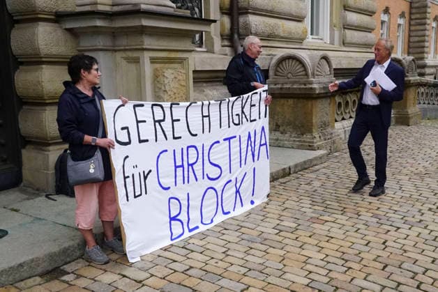 CNTV BLOCK- Gerhard Delling TV Moderator kommt wie immer zu Fuss zum Gericht Herr Delling Heute ca 30 meter voraus vor Frau Block und ihren Anwaelten,wieder vor Ort Unterstuetzer von Frau Block mit dem Transparent Aufschrift Gerechtigkeit fuer Christina Block stehen vorm Gericht am 70 Prozess Tag 19.AUGUST 2026 beim Prozess wegen mutmasslicher Kindesentfuehrung im Landgericht Hamburg Strafjustizgebaeude Entfuehrungsfall der Block Kinder Hamburg Deutschland *** CNTV BLOCK: Gerhard Delling, TV host, arrives at the courthouse on foot as usual. Mr. Delling is walking about 30 meters ahead of Ms. Block and her attorneys today,once again, supporters of Ms. Block holding a banner reading Justice for Christina Block are standing in front of