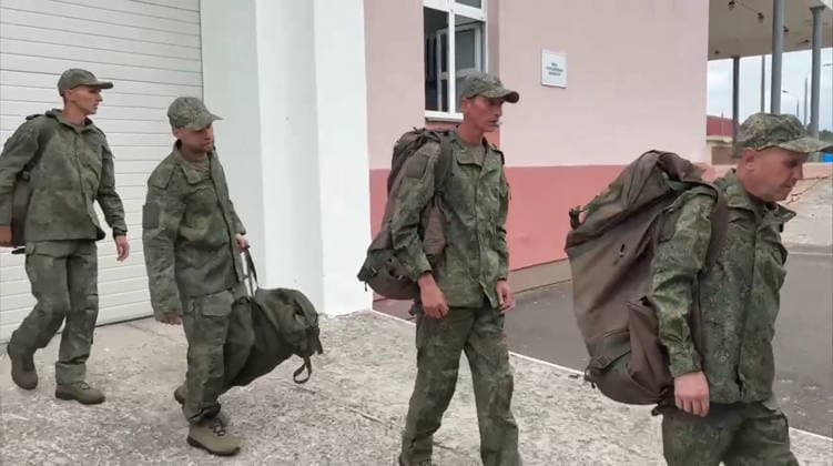 BELARUS - AUGUST 19, 2026: Servicemen with the Russian Armed Forces emerge after a prisoner-of-war exchange on the border with Ukraine. Video screen grab. Best quality available. Russian Defence Ministry TASS  96346112