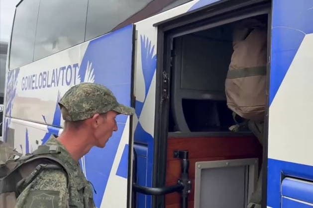 BELARUS - AUGUST 19, 2026: A serviceman with the Russian Armed Forces borders a bus after a prisoner-of-war exchange on the border with Ukraine. Video screen grab. Best quality available. Russian Defence Ministry TASS  96346113