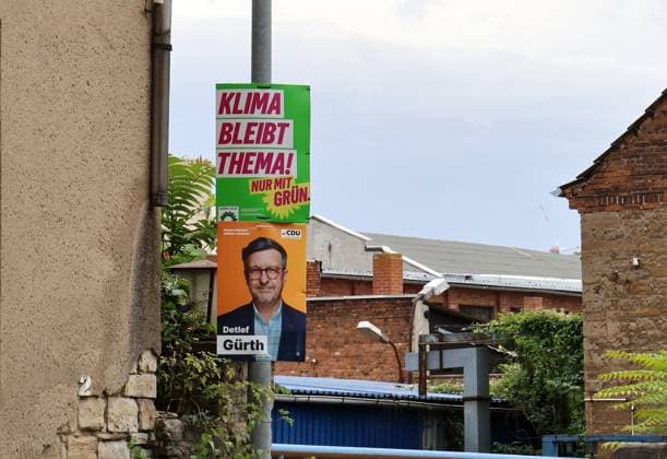 Wahlplakate 18.08.2026, Aschersleben, Wahlplakate zur Landtagswahl am 06.09.2026 in Sachsen-Anhalt im Bild: Wahlplakate uebereinander an einem Laternenmast, hier von Buendnis90 Die Gruenen - Klima bleibt Thema. Nur mit Gruen und CDU - Detlef Guerth *** Election posters, August 18, 2026, Aschersleben, election posters for the state election on September 6, 2026, in Saxony-Anhalt shown here: election posters stacked on top of each other on a lamppost, here from Alliance 90 The Greens. Climate remains an issue. Only with the Greens and the CDU—Detlef Guerth