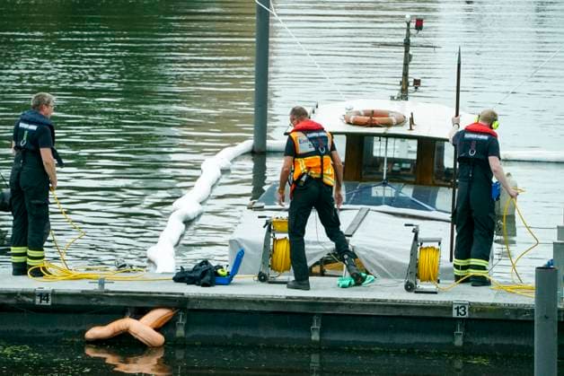 CNTV BOOTSUNFALL- 12 Meter Sportboot gesunken Feuerwehrtaucher am Unfallort im Einsatz 19.AUGUST2026 Hamburg Billbrook im Tiefstackkanal an der Strasse Muehlenhagen ist heute aus noch unbekannten Gruenden ein 12 Meter langes Sportboot gesunken. Die Feuerwehr suchte mit Tauchern nach dem Leck der Ursache und schlaengelte das Boot zur Absicherung mit Ölsperren ein Hamburg Deutschland *** CNTV BOAT ACCIDENT: 12-Meter Pleasure Boat Sunk; Fire Department Divers on the Scene AUGUST 19, 2026—In Hamburg’s Billbrook district, on the Tiefstack Canal along Muehlenhagen Street, a 12-meter-long pleasure boat sank today for reasons that are still unknown. The fire department, along with Tto locate the leak that caused the incident and surrounded the bo