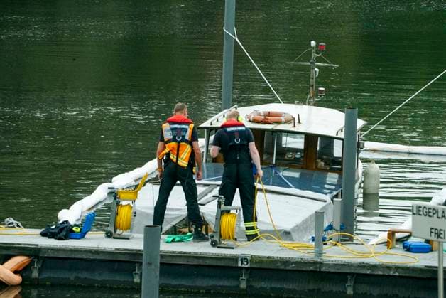 CNTV BOOTSUNFALL- 12 Meter Sportboot gesunken Feuerwehrtaucher am Unfallort im Einsatz 19.AUGUST2026 Hamburg Billbrook im Tiefstackkanal an der Strasse Muehlenhagen ist heute aus noch unbekannten Gruenden ein 12 Meter langes Sportboot gesunken. Die Feuerwehr suchte mit Tauchern nach dem Leck der Ursache und schlaengelte das Boot zur Absicherung mit Ölsperren ein Hamburg Deutschland *** CNTV BOAT ACCIDENT: 12-Meter Pleasure Boat Sunk; Fire Department Divers on the Scene AUGUST 19, 2026—In Hamburg’s Billbrook district, on the Tiefstack Canal along Muehlenhagen Street, a 12-meter-long pleasure boat sank today for reasons that are still unknown. The fire department, along with Tto locate the leak that caused the incident and surrounded the bo