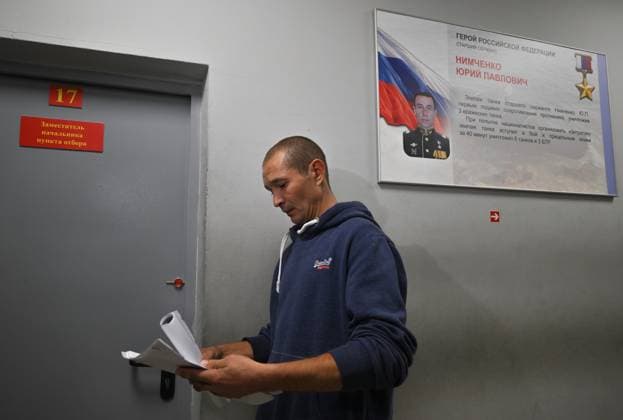 Russia Defence Contract Service Recruitment 9224334 19.08.2026 A man submits his documents at a recruitment centre to sign a military service contract with Russia™s Defence Ministry in the Moscow region, Russia. Yuri Kochetkov Sputnik Moscow region Russia  Copyright: xYurixKochetkovx