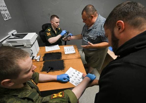 Russia Defence Contract Service Recruitment 9224338 19.08.2026 Men who signed military service contracts with Russia s Defence Ministry have their fingerprints taken at a recruitment centre in the Moscow region, Russia. Yuri Kochetkov Sputnik Moscow region Russia  Copyright: xYurixKochetkovx