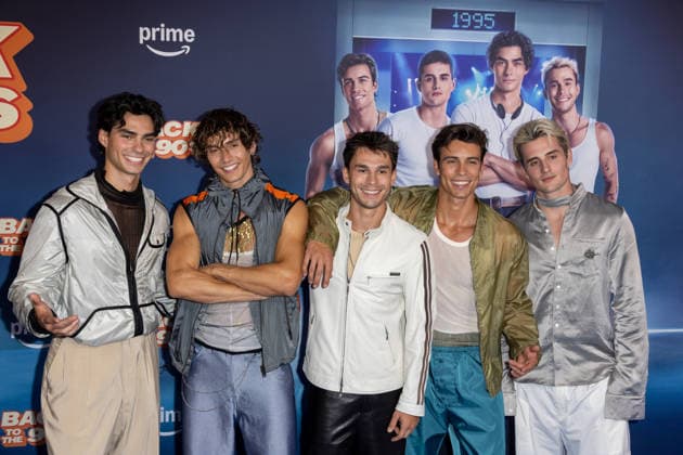 Back to the 90s , Filmpremiere im Delphi Filmpalast, Berlin, 18.08.2026 Luis Freitag, Bene Schulz, Tim Schaecker, Jacob Rott, Julien Brown von den Elevator Boys - Premiere Back to the 90s, Delphi-Filmpalast am Zoo Kino, Berlin, 18.8.26 Berlin Delphi-Filmpalast am Zoo Kino Berlin Deutschland *** Back to the 90s, movie premiere at the Delphi Filmpalast, Berlin, August 18, 2026 Luis Freitag, Bene Schulz, Tim Schaecker, Jacob Rott, and Julien Brown from the Elevator Boys at the premiere of *Back to the 90s* at the Delphi Filmpalast am Zoo, Berlin, August 18, 2026. Berlin, Delphi Filmpalast am Zoo, Berlin, Germany Copyright: xHolgerxMuchx