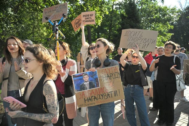 News Bilder des Tages Activists rally outside the Verkhovna Rada building, demanding the reinstatement of Mykhailo Fedorov as the Ukrainian Minister of Defence, Kyiv, Ukraine, August 19, 2026. (Photo by Yevhen Kotenko Ukrinform) Rally in support of Mykhailo Fedorov outside Ukrainian Parliament  Copyright: xYevhenxKotenkox