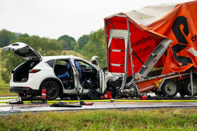 News Bilder des Tages Schwerer Verkehrsunfall zwei Tote, mehrere Schwerverletzte Rettungshubschrauber im Einsatz14:58 Am 19.08.2026 kam es um 13:35 Uhr auf der L3185 zwischen Michelnau und Ober-Lais im Wetteraukreis zu einem schweren Verkehrsunfall. Mehrere Personen wurden schwer verletzt. Mehrere Rettungshubschrauber wurden zur Versorgung der Verletzten eingesetzt. Zwei Verletzte kamen bereits mit dem Rettungshubschrauber in eine Klinik, zwei Menschen sind verstorben. Die Straße ist komplett gesperrt. Nidda Ober-Lais Hessen Deutschland *** Serious traffic accident: two dead, several seriously injured; rescue helicopters deployed 14 58 On August 19, 2026, at 1:35 p.m., a serious traffic accident occurred on the L3185 between Michelnau and Ober Lais in t