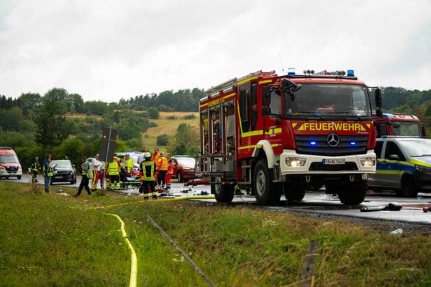 Schwerer Verkehrsunfall zwei Tote, mehrere Schwerverletzte Rettungshubschrauber im Einsatz14:58 Am 19.08.2026 kam es um 13:35 Uhr auf der L3185 zwischen Michelnau und Ober-Lais im Wetteraukreis zu einem schweren Verkehrsunfall. Mehrere Personen wurden schwer verletzt. Mehrere Rettungshubschrauber wurden zur Versorgung der Verletzten eingesetzt. Zwei Verletzte kamen bereits mit dem Rettungshubschrauber in eine Klinik, zwei Menschen sind verstorben. Die Straße ist komplett gesperrt. Nidda Ober-Lais Hessen Deutschland *** Serious traffic accident: two dead, several seriously injured; rescue helicopters deployed 14 58 On August 19, 2026, at 1:35 p.m., a serious traffic accident occurred on the L3185 between Michelnau and Ober Lais in t