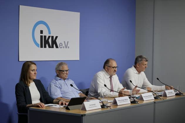 Iris Kampf, Hans-Jürgen Müller, Vorstandsvorsitzender IKK e.V., Hans Peter Wollseifer, Vorstandsvorsitzender IKK e.V., Franl Hippler, Vorstandsvorsitzender IKK classic, Deutschland, Berlin, Haus der Bundespressekonferenz: Pressekonferenz: IKK e.V. - GKV-Finanzierung: Vom Sparpaket zur Strukturreform? *** Iris Kampf, Hans Jürgen Müller, Chairman of the Board of IKK e. V., Hans Peter Wollseifer, Chairman of the Board of IKK e. V., Franl Hippler, Chairman of the Board of IKK classic, Germany, Berlin, Federal Press Conference Center, IKK e.V. Press Conference: Statutory Health Insurance (GKV) Financing—From Austerity Measures to Structural Reform