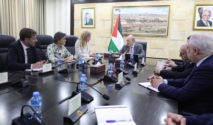 News Bilder des Tages Palestinian Prime Minister Meets German Parliamentary Delegation in Ramallah Palestinian Prime Minister Mohammad Mustafa meets a German parliamentary delegation headed by Social Democratic Party parliamentary group deputy chair Siemtje Möller at his office in Ramallah, West Bank, on August 19, 2026. Mustafa briefed the delegation on the latest political and field developments in the Palestinian territories amid the continuing war in the Gaza Strip and escalating Israeli measures and settler attacks in the West Bank. Photo by Prime Minister Office apaimages Ramallah West Bank Palestinian Territory 190826_Ramallah_PMO_00(2) Copyright: xapaimagesxPrimexMinisterxOfficex xapaimagesx