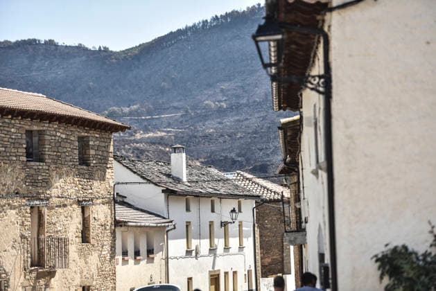 CECOPI Approves the Relocation of Residents from Seven Towns Affected by the Riglos Fire in Huesca View of areas scorched by the Riglos fire, as of August 19, 2026, in Huesca, Aragon, Spain. The Integrated Operational Coordination Center (CECOPI) agreed, at its meeting on Tuesday, August 18, to relocate, this Wednesday, August 19, of residents from the towns of Villalangua, Salinas de Jaca, Santa María de la Pena, Bailo, Arbués, Alastuey, and Arrués, who were evacuated days earlier due to the wildfire that, since August 10, has burned 18,400 hectares in the area around Las Penas de Riglos. Huesca, August 19, 2026. Veró, Huesca, Aragon, Huesca, Aragon, Spain  Copyright: xVeronicaxLacasax 7720905