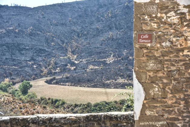CECOPI Approves the Relocation of Residents from Seven Towns Affected by the Riglos Fire in Huesca View of areas scorched by the Riglos fire, as of August 19, 2026, in Huesca, Aragon, Spain. The Integrated Operational Coordination Center (CECOPI) agreed, at its meeting on Tuesday, August 18, to relocate, this Wednesday, August 19, of residents from the towns of Villalangua, Salinas de Jaca, Santa María de la Pena, Bailo, Arbués, Alastuey, and Arrués, who were evacuated days earlier due to the wildfire that, since August 10, has burned 18,400 hectares in the area around Las Penas de Riglos. Huesca, August 19, 2026. Veró, Huesca, Aragon, Huesca, Aragon, Spain  Copyright: xVeronicaxLacasax 7720906