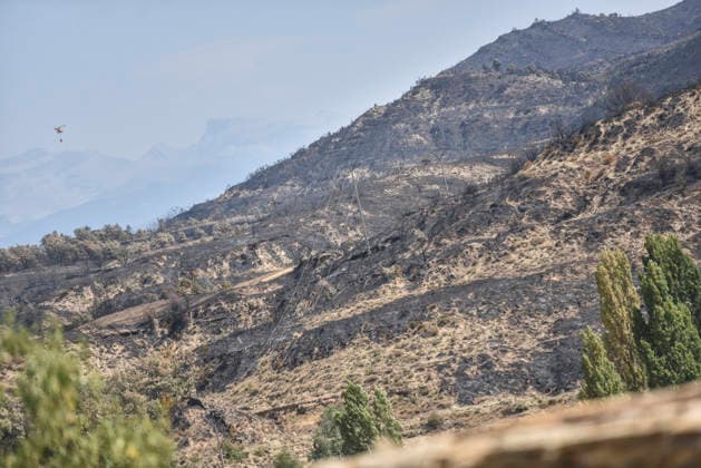 CECOPI Approves the Relocation of Residents from Seven Towns Affected by the Riglos Fire in Huesca View of areas scorched by the Riglos fire, as of August 19, 2026, in Huesca, Aragon, Spain. The Integrated Operational Coordination Center (CECOPI) agreed, at its meeting on Tuesday, August 18, to relocate, this Wednesday, August 19, of residents from the towns of Villalangua, Salinas de Jaca, Santa María de la Pena, Bailo, Arbués, Alastuey, and Arrués, who were evacuated days earlier due to the wildfire that, since August 10, has burned 18,400 hectares in the area around Las Penas de Riglos. Huesca, August 19, 2026. Veró, Huesca, Aragon, Huesca, Aragon, Spain  Copyright: xVeronicaxLacasax 7720909