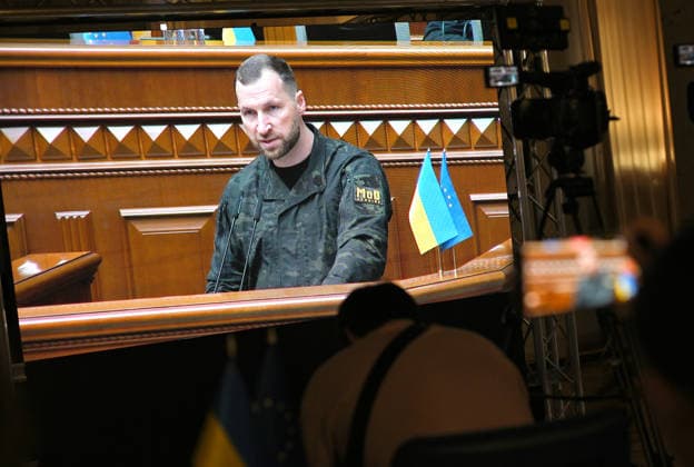 News Bilder des Tages Recently appointed Ukrainian Minister of Defence Yevhenii Khmara speaks from the rostrum during a sitting of the Verkhovna Rada, broadcast for the media at the press centre of the Ukrainian Parliament, Kyiv, Ukraine, August 19, 2026. The Verkhovna Rada approved President Volodymyr Zelenskyy’s nomination of Khmara as Defence Minister, with 312 lawmakers voting in favour. Khmara, a Major General of the Security Service of Ukraine (SSU) and special operations officer, served for more than 15 years in the SSU’s Special Operations Centre A (Alpha). During the full-scale war, he took part in combat operations, including the liberation of Kyiv region, fighting in Donetsk region, and the operation to liberate Zmiinyi (Snake) Island. The Verkhovna R  Copyright: xYevhenxKotenkox