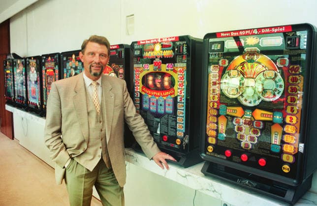 Deutschland, Lübbecke, 24.05.1994 F: 07-14-25 Fuer Ihr Archiv! Foto: Paul Gauselmann, Vorstandsvorsitzender der Spielautomatenfabrik Gauselmann AG Fuer Ihr Archiv! Fuer Ihr Archiv! *** Germany, Lübbecke, May 24, 1994 F 07 14 25 For your records. Photo by Paul Gauselmann, Chairman of the Board of Spielautomatenfabrik Gauselmann AG. For your records. For your records.