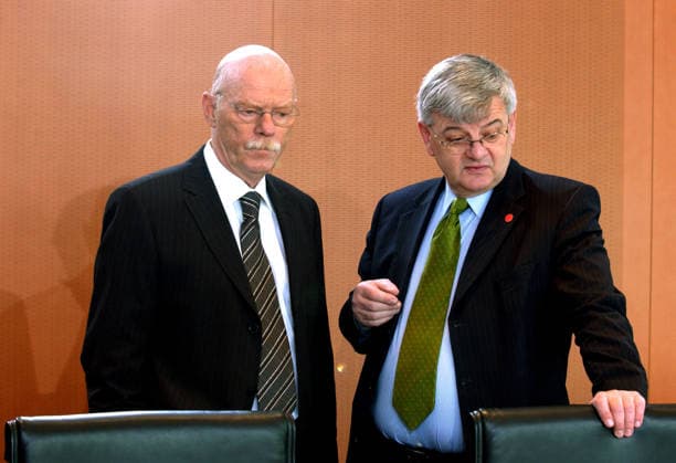 Deutschland, Bonn, 28.04.2004 Fuer Ihr Archiv! Foto: Verteidigungsminister Peter Struck und Aussenminister Joseph, Joschka Fischer unterhalten sich im Kabinett Fuer Ihr Archiv! Fuer Ihr Archiv! *** Germany, Bonn, April 28, 2004 For your archives: Photo of Defense Minister Peter Struck and Foreign Minister Joseph Joschka Fischer talking in the Cabinet For your archives For your archives