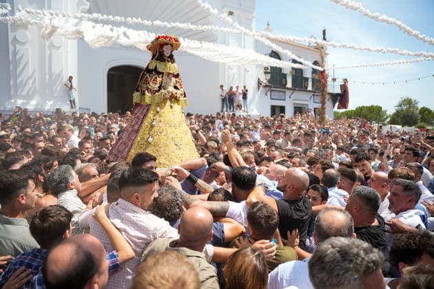 Almonte Prepares for the Long-Awaited Arrival of the Virgin of El Rocío in 2026 The Virgin of El Rocío is carried through the streets of the village of El Rocío to be brought to the town of Almonte on August 19, 2026, in El Rocío, Almonte, Huelva, Andalusia, Spain The White Dove will be carried from her sanctuary to Almonte, an event that takes place every seven years and brings together thousands of residents and devotees in the village of Almonte AUGUST 19, 2026 Joaquí Huelva, Andalusia Huelva, Andalusia Spain  Copyright: xJoaquinxCorcherox 7720940