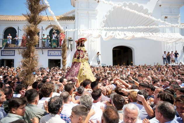 Almonte Prepares for the Long-Awaited Arrival of the Virgin of El Rocío in 2026 The Virgin of El Rocío is carried through the streets of the village of El Rocío to be brought to the town of Almonte on August 19, 2026, in El Rocío, Almonte, Huelva, Andalusia, Spain The White Dove will be carried from her sanctuary to Almonte, an event that takes place every seven years and brings together thousands of residents and devotees in the Almonte village AUGUST 19, 2026 Joaquí Huelva, Andalusia Huelva, Andalusia Spain  Copyright: xJoaquinxCorcherox 7720945
