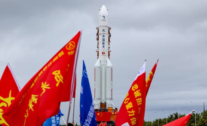 News Bilder des Tages (260819) -- WENCHANG, Aug. 19, 2026 -- This photo taken on Aug. 19, 2026 shows the combination of the Chang e-7 lunar probe and the Long March-5 Y14 carrier rocket being transferred vertically to the launching area at the Wenchang Spacecraft Launch Site in south China s Hainan Province. The Chang e-7 lunar probe is scheduled for launch at an appropriate time, according to the China Manned Space Agency (CMSA). The combination of the Chang e-7 lunar probe and the Long March-5 Y14 carrier rocket was transferred vertically on Wednesday to the launching area at the Wenchang Spacecraft Launch Site in south China s Hainan Province, the CMSA said. The lunar probe and rocket had arrived at the launch site in April and July, respectively, and 