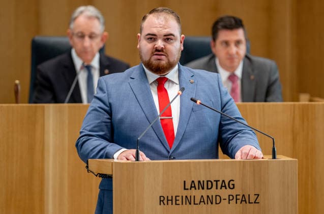 Bailey Wollenweber AFD Bailey Wollenweber, AfD Landtagsabgeordneter in Rheinland-Pfalz, aufgenommen während einer Debatte im Landtag in Mainz. Mainz Rheinland-Pfalz Deutschland *** Bailey Wollenweber (AfD) Bailey Wollenweber, AfD member of the state parliament in Rhineland-Palatinate, photographed during a debate in the state parliament in Mainz, Rhineland-Palatinate, Germany