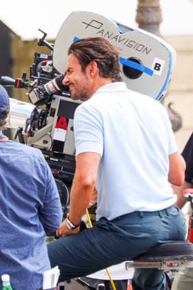 Bradley Cooper is directing the prequel to *Ocean’s Eleven*, in which he also stars, on August 19, 2026, in Paris. This film focuses on the parents of Danny Ocean’s character. Nineteen years after the release of the last film, *Ocean’s 13*, Bradley Cooper will be joined on set by M. Robbie, among others. Behind the scenes, L. De Seine, G. Campano, as well as Bradley Cooper’s daughter and mother, Jasmine Aissaoui. Bestimage. Bradley Cooper is directing the *Ocean’s Eleven* prequel in Paris on August 19, 2026. This installment focuses on Danny Ocean’s parents. Nineteen years after the release of the last film, *Ocean’s 13*, Cooper will be joined on set by Margot Robbie, among others. Behind the scenes, Bradley Cooper’s daughter and mother, L  Copyright: xJasminexAissaouix xBestimagexJasminexAissaouix xBestimagex
