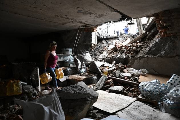 A woman salvages goods from a warehouse at the central market, damaged by a Russian attack, Zaporizhzhia, Ukraine, August 19, 2026. Overnight, the Russian army struck the south-eastern Ukrainian city with drones, destroying a hostel, a shopping centre, and the central market. (Photo by Dmytro Smolienko Ukrinform) Russian drones attack central market in Zaporizhzhia  Copyright: xDmytroxSmolienkox