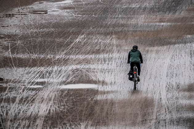 News Bilder des Tages Schotterweg, mit vielen Spuren von Zweirädern, Fußspuren, Radfahrer, nass, nach Regen, parallel, durcheinander, Verkehrsspuren *** Gravel path, with many tracks from two-wheeled vehicles, footprints, cyclists, wet from rain, running parallel, jumbled together, traffic tracks