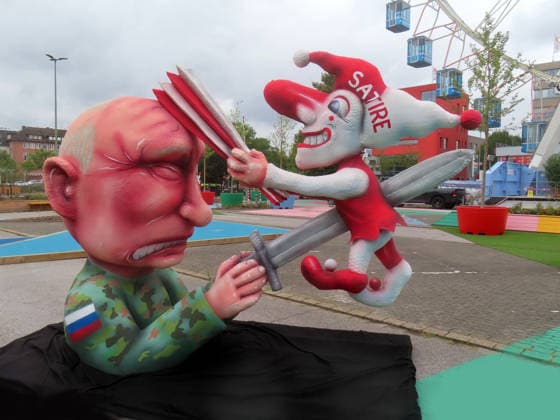 News Bilder des Tages die Satire Parodie auf Putin als gepruegelter Kriegsherr, der sich an der Ukraine die Zaehne ausbeißt und vom Narren tuechtig was auf den Kopf bekommt - der Narr fuehrt ihm seine Selbstueberschaetzung vor Augen und tanzt ausgelassen auf seiner militaerischen Nase herum Putin auf der LaGa 2026 Neuss *** The satirical parody of Putin as a battered warlord, who is grinding his teeth over Ukraine and getting thoroughly beaten on the head by the jester—the jester exposes his overconfidence and dances exuberantly on his military nose—Putin at LaGa 2026 in Neuss